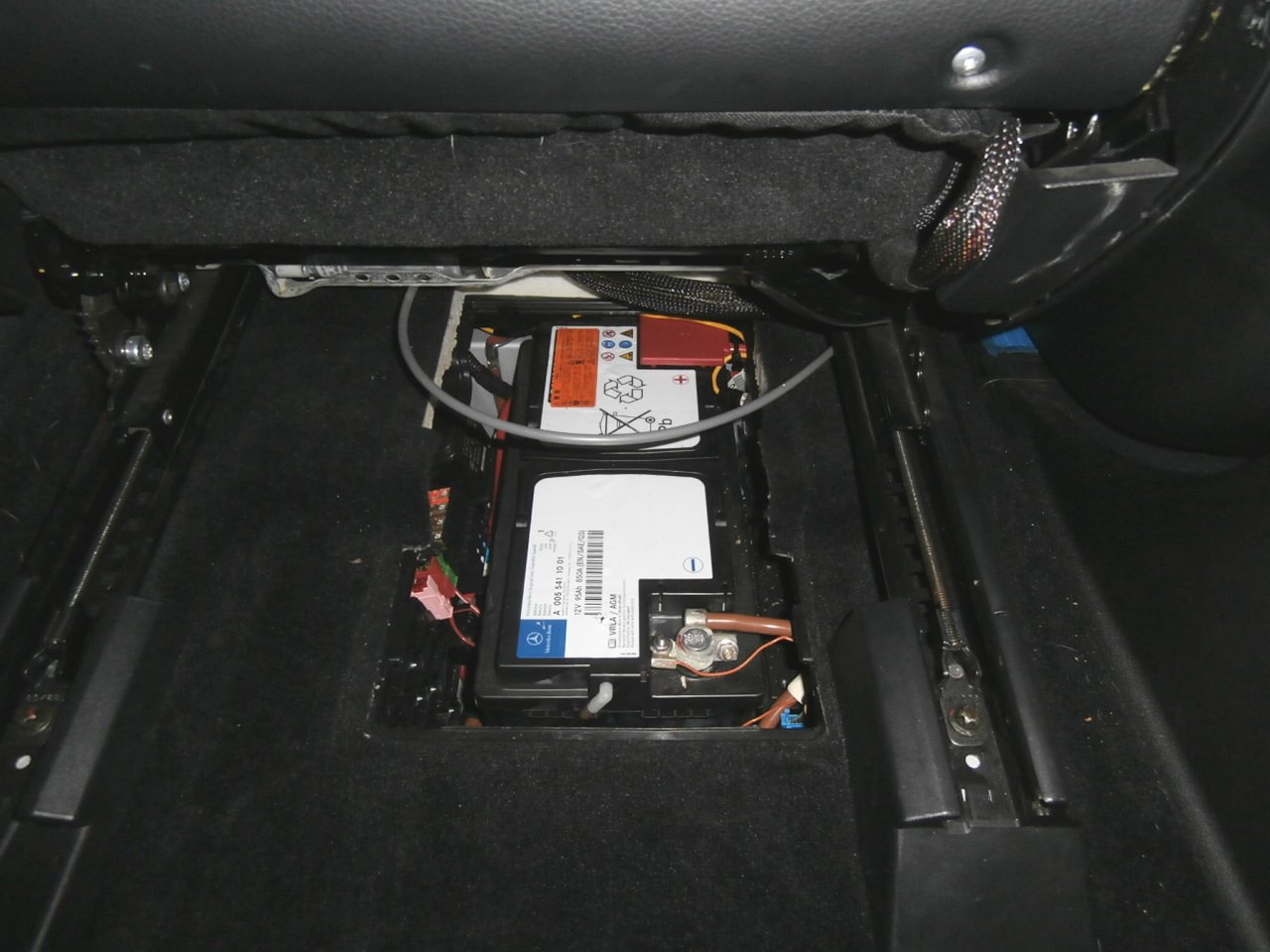 ベンツgl550 X164 のバッテリー交換をしました 自動車バッテリー バスケスコーポレーションの店長ブログ