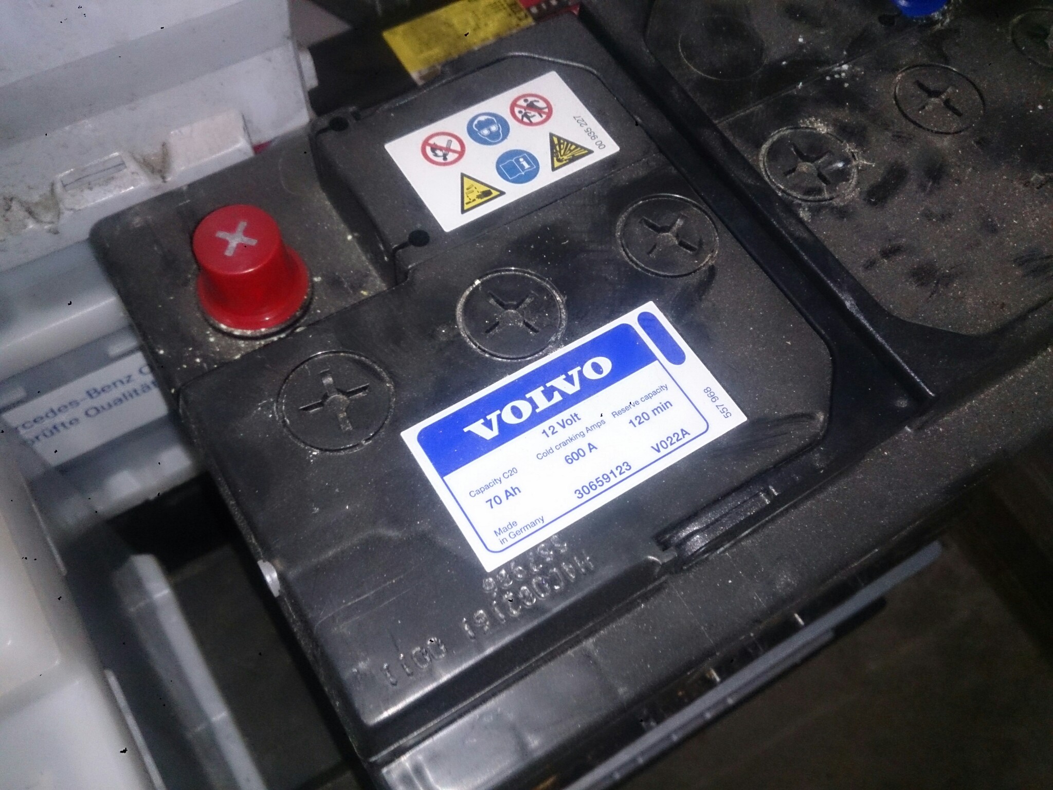 VOLVO V70(3代目)のバッテリー交換をしました - 自動車バッテリー