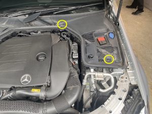 ベンツ Benz W205 バッテリー 交換 費用 価格 位置 場所 値段