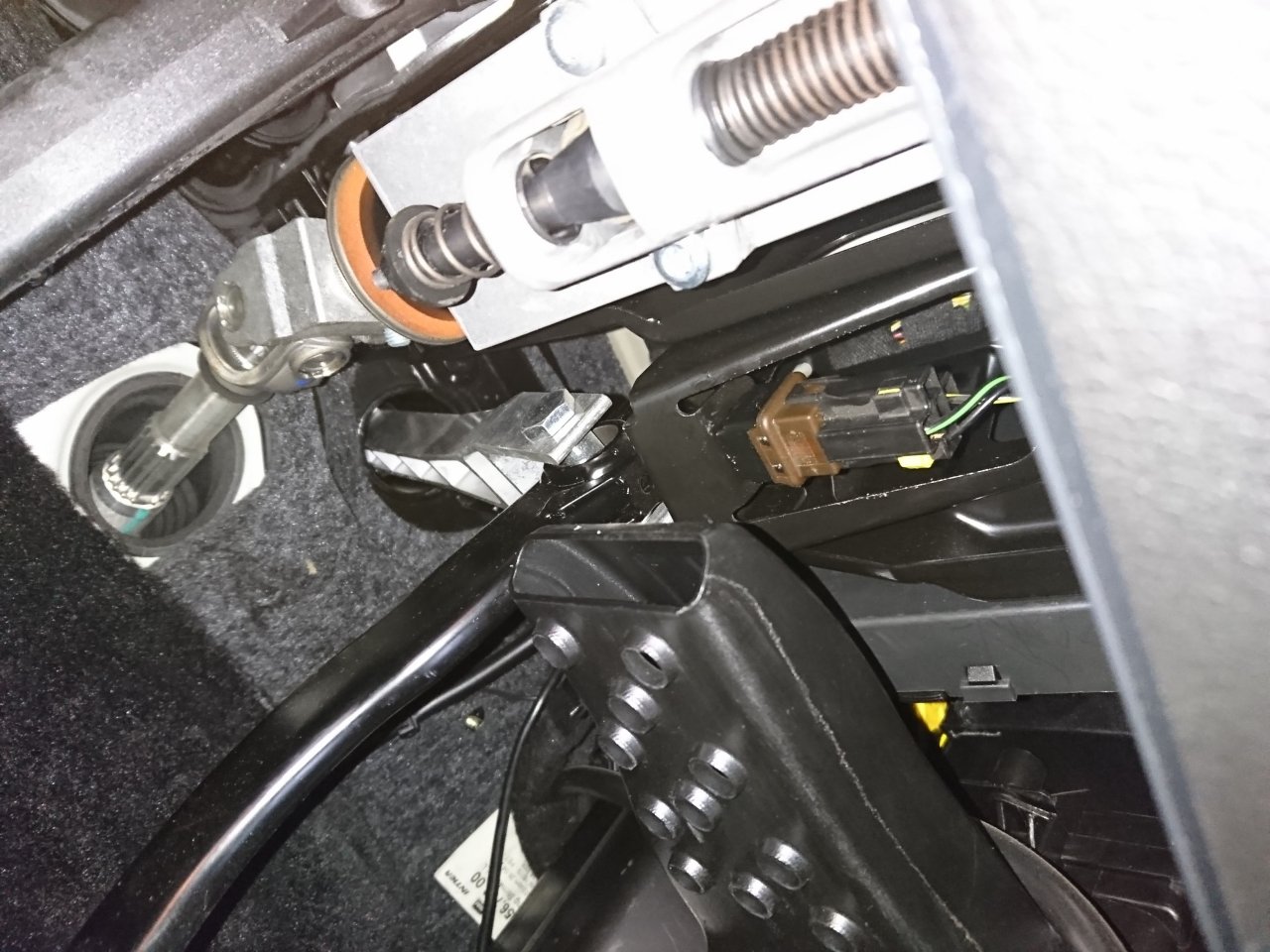 987ケイマンのブレーキランプスイッチのクリーニングをしました 自動車バッテリー バスケスコーポレーションの店長ブログ