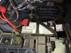 BMW F31 318 バッテリー交換 費用 値段 価格 位置 場所