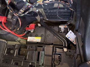 BMW F31 318 バッテリー交換 費用 値段 価格 位置 場所