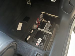 アウディ AUDI Q7  バッテリー 交換 費用 補機 値段  位置 場所 4M