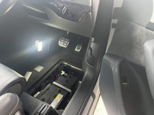 アウディ AUDI Q7  バッテリー 交換 費用 補機 値段  位置 場所 4M