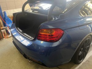 BMW 420 F32 バッテリー交換 場所 費用 値段 位置