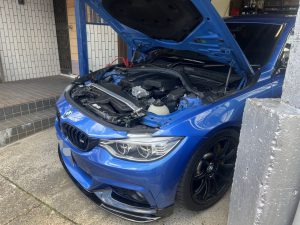 BMW 420 F32 バッテリー交換 場所 費用 値段 位置