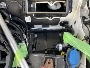 ベンツ W205 A205 バッテリー交換 場所 費用 値段 位置