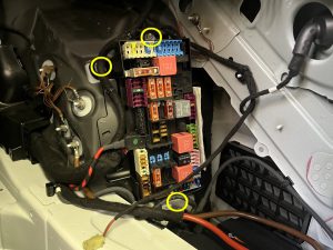 ベンツ S550 クーペ C217 バックアップバッテリー サブ バッテリー交換 値段 位置 場所 費用