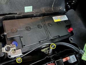 アウディ AUDI Q7 4L バッテリー 交換 場所 位置 費用 値段 価格