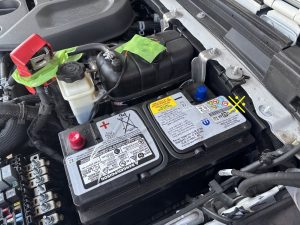 JL ラングラー バッテリー 交換 費用 値段 価格 位置 場所