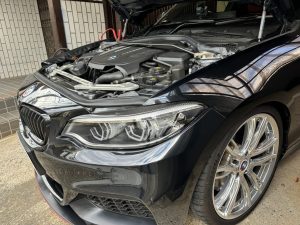 BMW 240i F22 バッテリー交換 費用 価格 値段 位置 場所