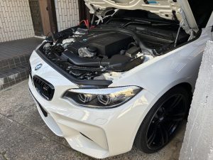 BMW M2 F87 バッテリー交換 費用 価格 値段 位置 場所