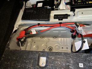BMW M2 F87 バッテリー交換 費用 価格 値段 位置 場所