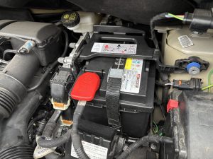 シトロエン ベルランゴ バッテリー交換 費用 値段 価格 位置 場所