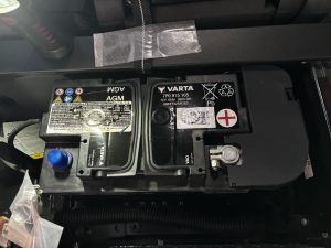 アウディ Q5 FY バッテリー 交換 費用 値段 価格 位置 場所
