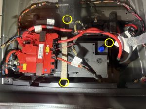 BMW X4 F26 バッテリー 交換 費用 値段 価格 位置 場所