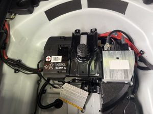 アウディ A5 スポーツバック バッテリー 交換 費用 値段 価格 位置 場所