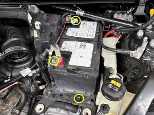 BMW F44 218d バッテリー 交換 費用 値段 価格 位置 場所