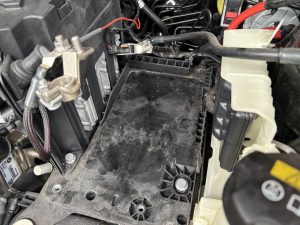 BMW F44 218d バッテリー 交換 費用 値段 価格 位置 場所