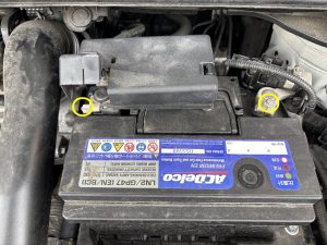カローラ スポーツ バッテリー 交換 費用 値段 価格 位置 場所
