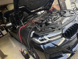 BMW G30 補機バッテリー 交換 費用 値段 価格 位置 場所