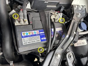 ランチア デルタ バッテリー 交換 費用 値段 価格 位置 場所