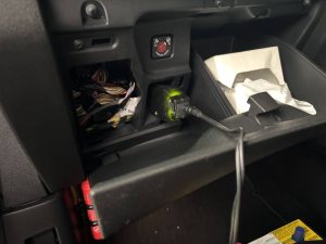プジョー 2008 A94 バッテリー 交換 費用 値段 価格 位置 場所