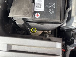 アウディ AUDI Q3 F3 バッテリー 交換 費用 値段 価格 位置 場所