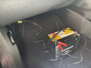 メガーヌ4 RS バッテリー 交換 費用 値段 価格 位置 場所