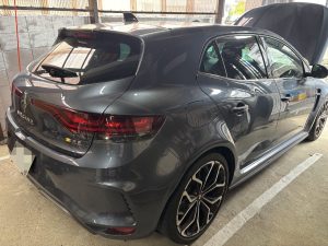 メガーヌ4 RS バッテリー 交換 費用 値段 価格 位置 場所