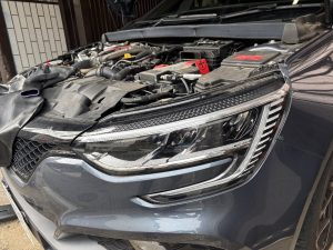 メガーヌ4 RS バッテリー 交換 費用 値段 価格 位置 場所