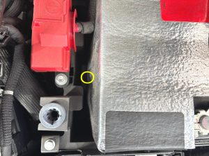 メガーヌ4 RS バッテリー 交換 費用 値段 価格 位置 場所