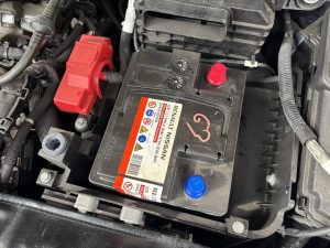 メガーヌ4 RS バッテリー 交換 費用 値段 価格 位置 場所