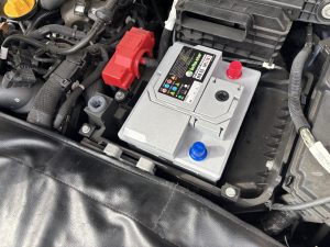 メガーヌ4 RS バッテリー 交換 費用 値段 価格 位置 場所