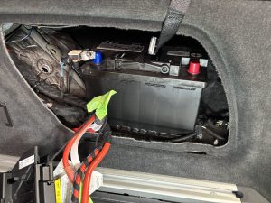 アウディ AUDI A6 C8 バッテリー 交換 費用 値段 価格 位置 場所