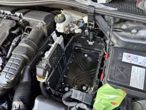 シトロエン C4 バッテリー 交換 費用 値段 価格 位置 場所