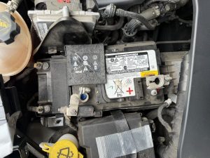 JEEP コンパス MP M624 バッテリー 交換 費用 値段 価格 位置 場所