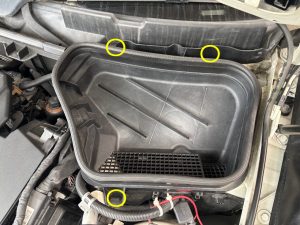 ベンツ SLK R172 バッテリー 交換 費用 値段 価格 位置 場所