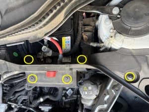 BMW 218 U06 バッテリー 交換 費用 値段 価格 位置 場所