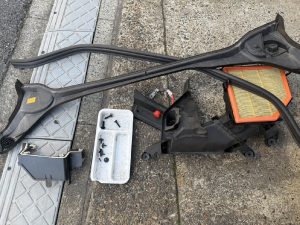 BMW 218 U06 バッテリー 交換 費用 値段 価格 位置 場所